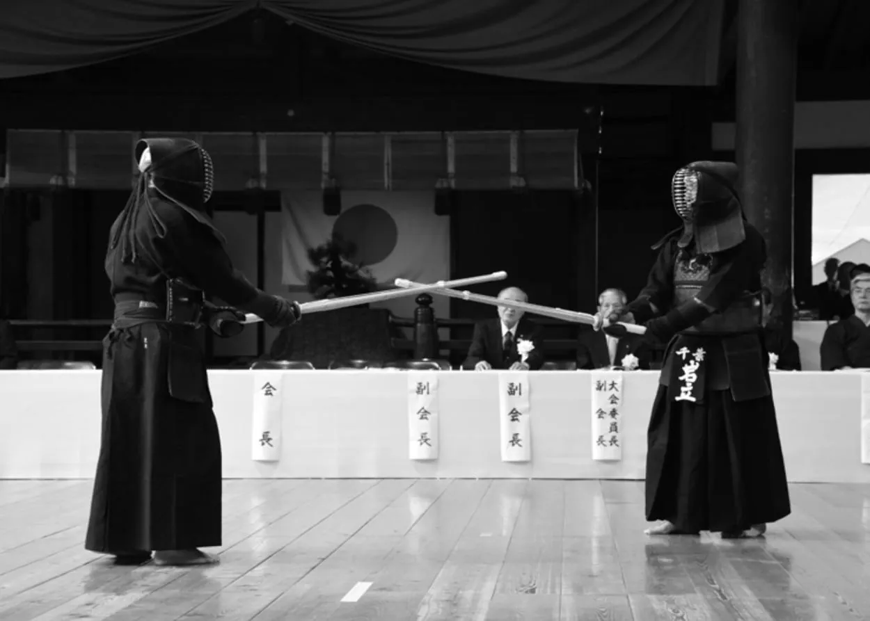 现代剑道比赛中两名剑士持竹剑相对
